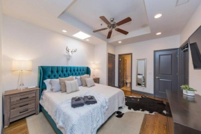Spacious Penthouse ON the Broadway Strip